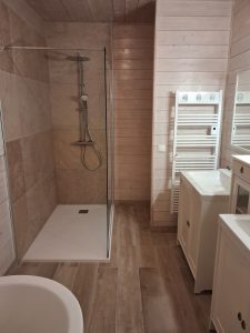 Rénovation complète d'une salle de bain à Brax après un dégât des eaux avec reprise du plancher et pose de carrelage