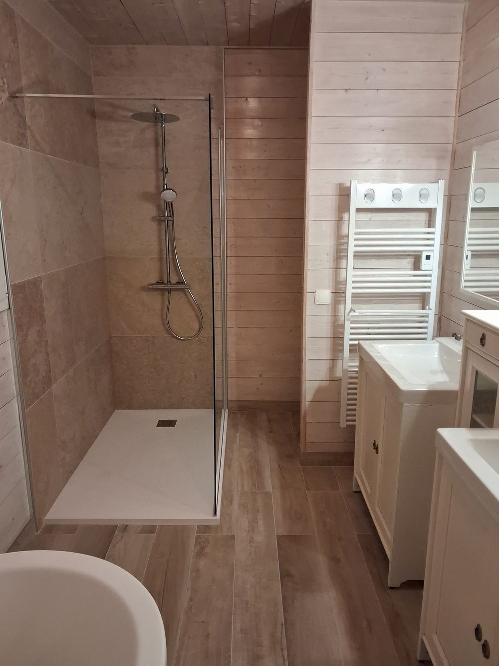 Rénovation complète d'une salle de bain à Brax après un dégât des eaux avec reprise du plancher et pose de carrelage