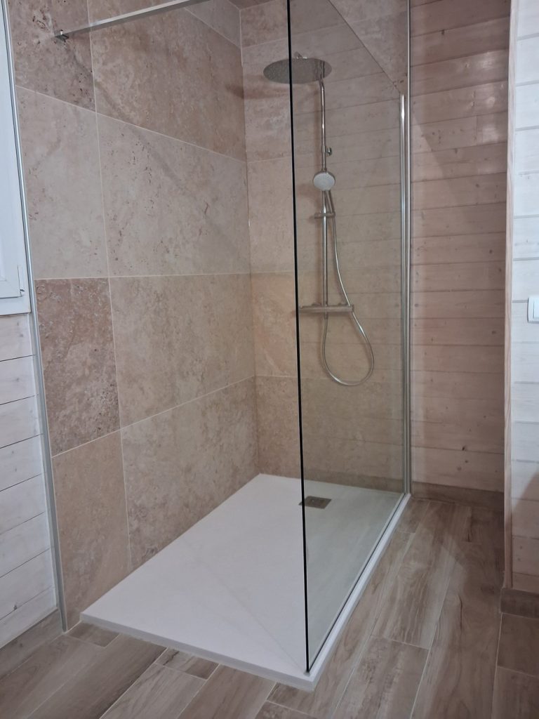 Rénovation complète d'une salle de bain à Brax après un dégât des eaux : reprise du plancher, étanchéité, carrelage et remise aux normes de la plomberie.