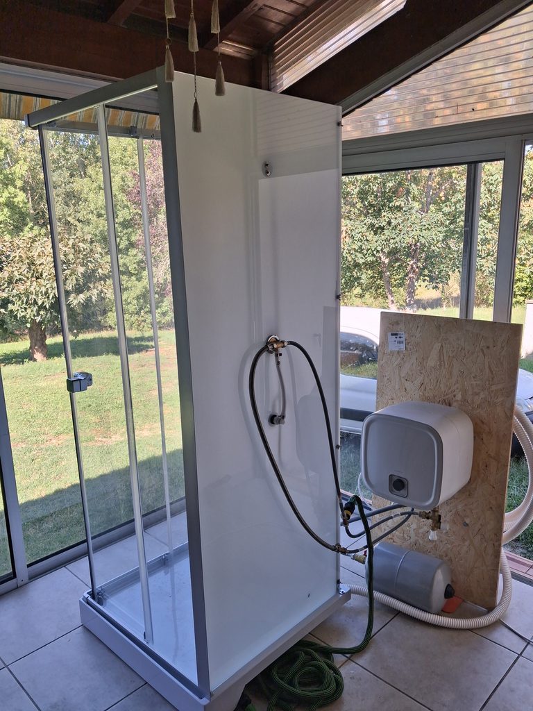 Raccordement en eau d'une cabine de douche provisoire installée dans une véranda pendant des travaux