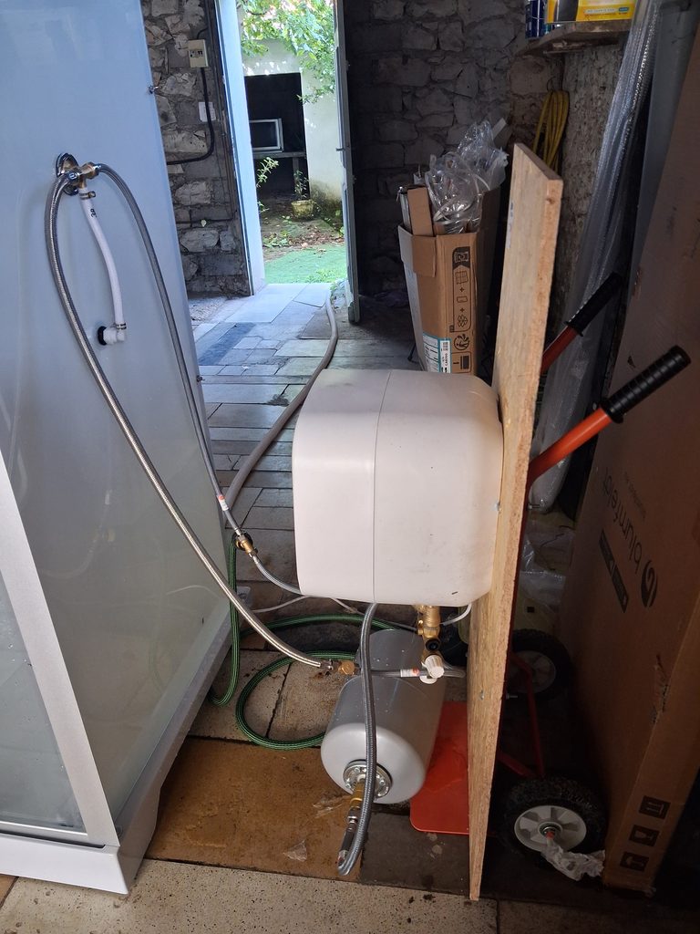 Chauffe-eau électrique 15 litres et vase d'expansion alimentant une douche provisoire pendant une rénovation de salle de bain