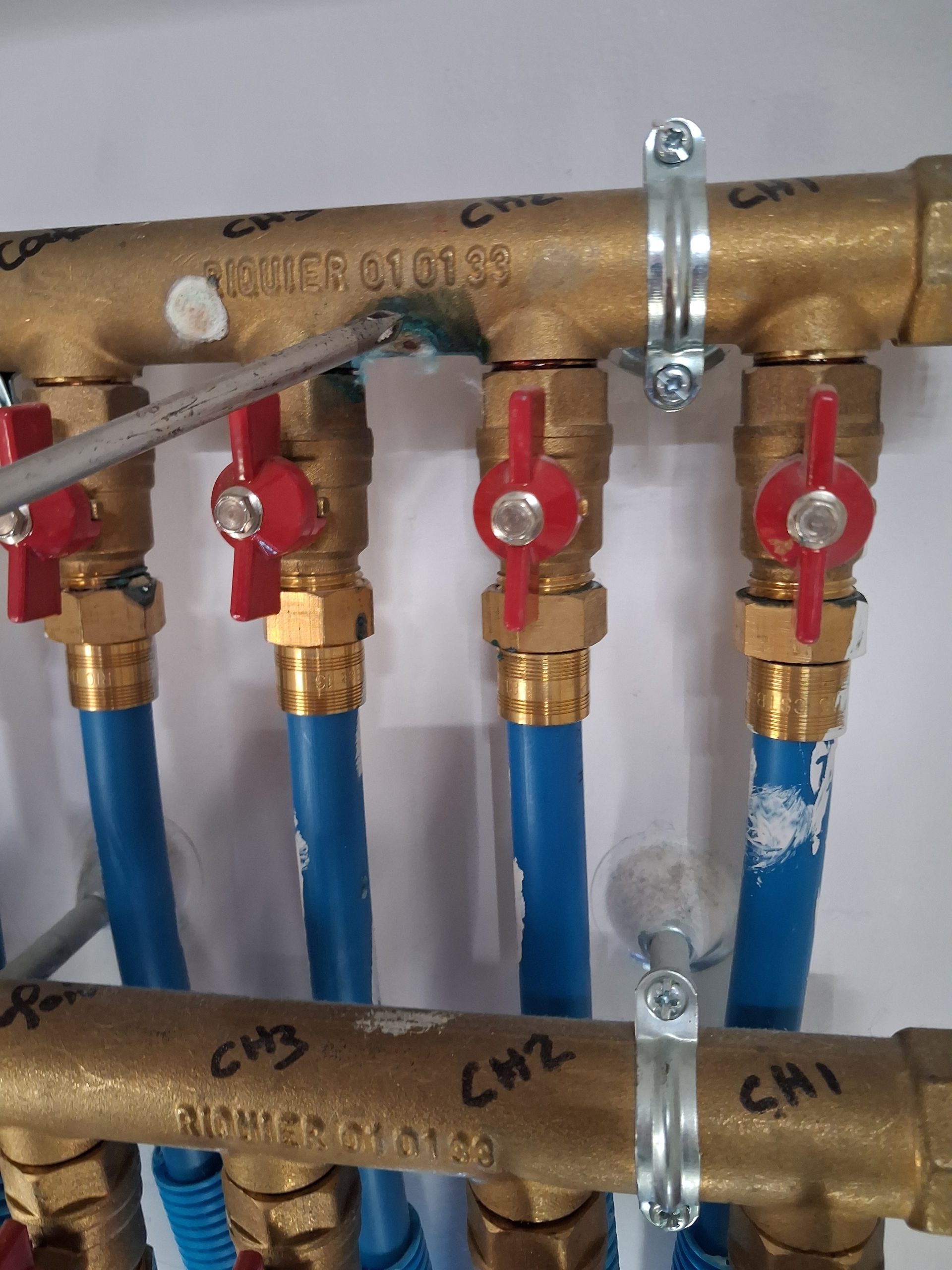 Corrosion localisée sur une nourrice en laiton à Agen