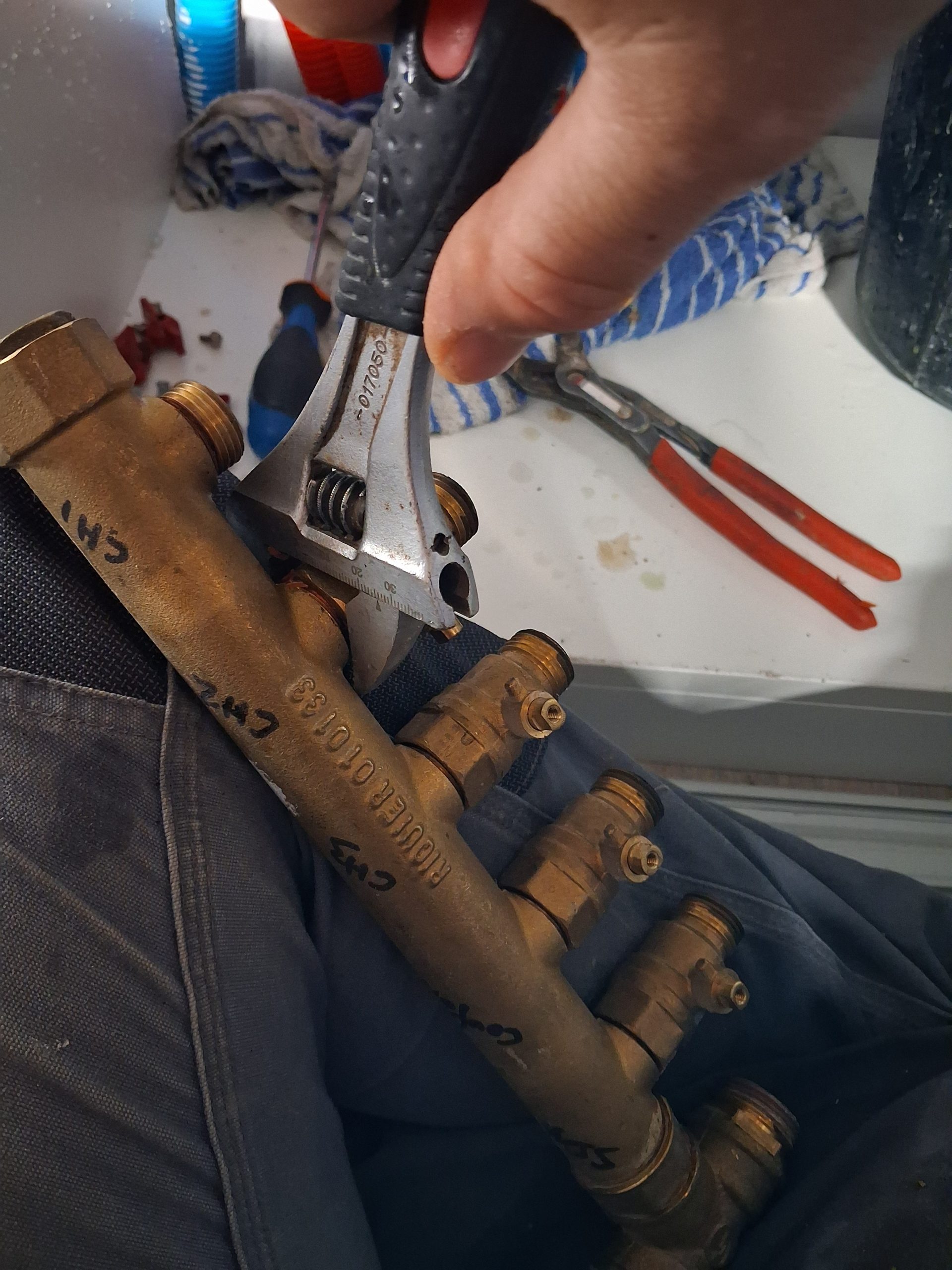 Démontage des vannes d’une nourrice d’eau sanitaire à Agen