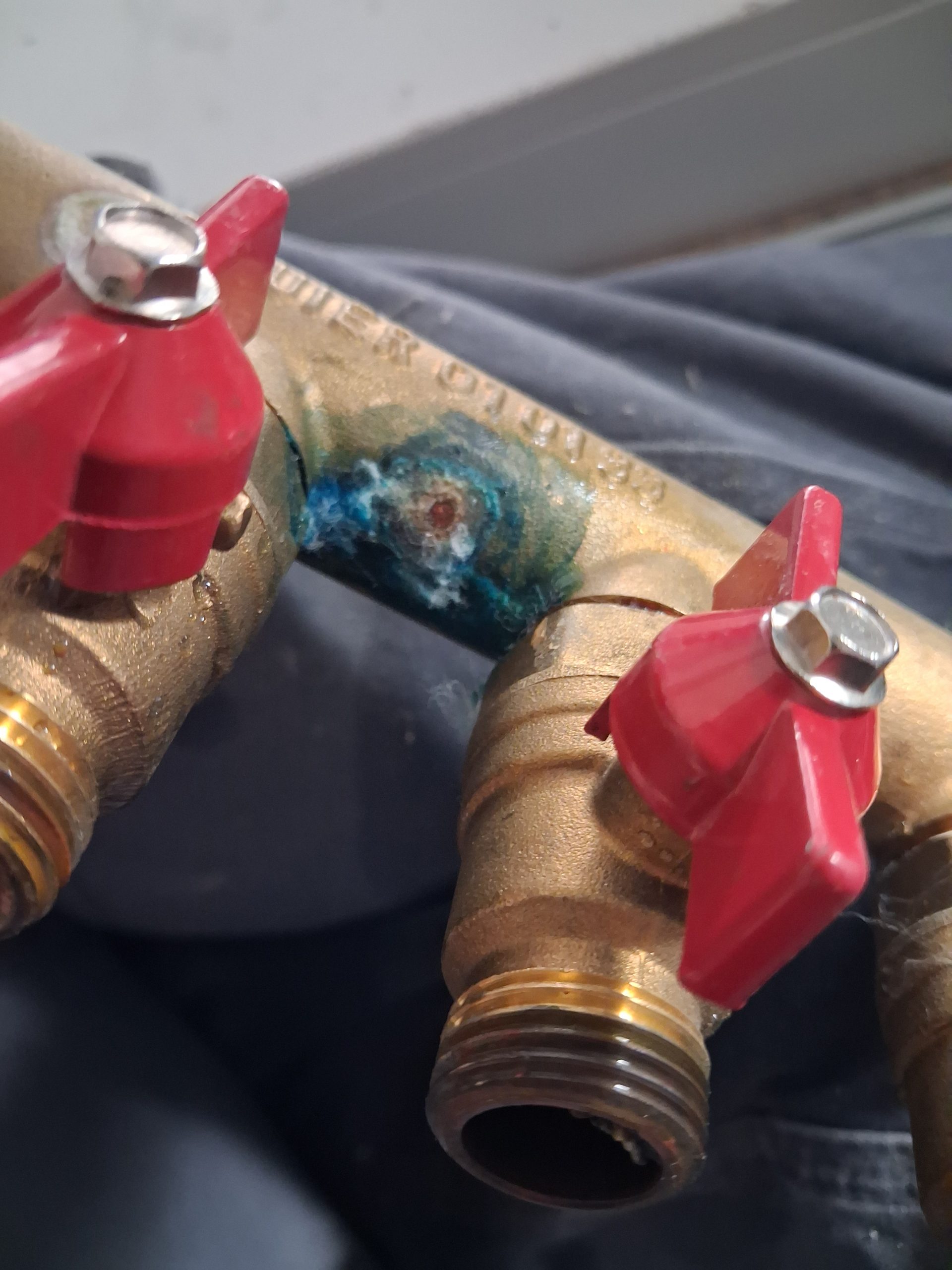 Gros plan sur la corrosion d’une nourrice en laiton démontée à Agen